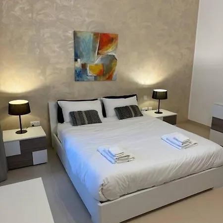 Swieqi, Luxury Apartment, 3bd - 2 Bh, Sleeps 6 *