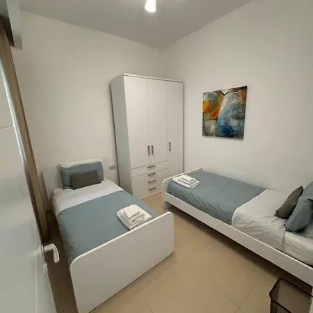 Swieqi, Luxury Apartment, 3bd - 2 Bh, Sleeps 6