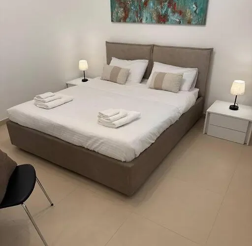 Swieqi, Luxury Apartment, 3bd - 2 Bh, Sleeps 6 * Is-Swieqi