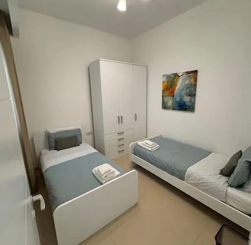 Swieqi, Luxury Apartment, 3bd - 2 Bh, Sleeps 6 Is-Swieqi