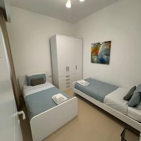 Swieqi, Luxury Apartment, 3bd - 2 Bh, Sleeps 6 Is-Swieqi