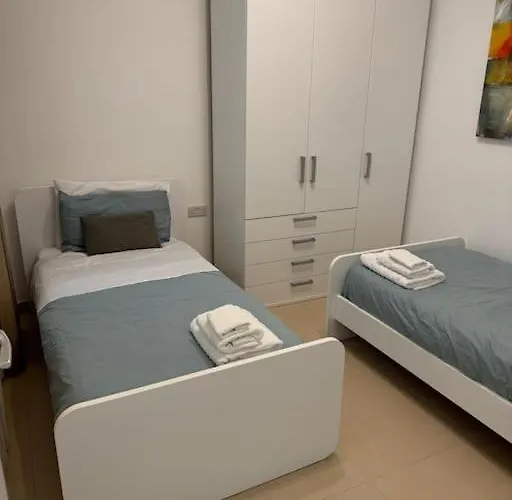 Swieqi, Luxury Apartment, 3bd - 2 Bh, Sleeps 6