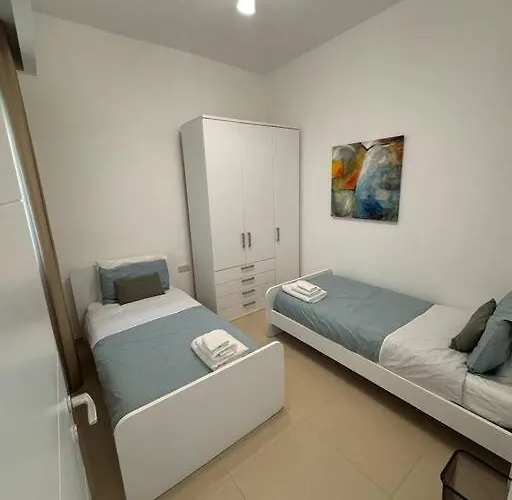 Swieqi, Luxury Apartment, 3bd - 2 Bh, Sleeps 6
