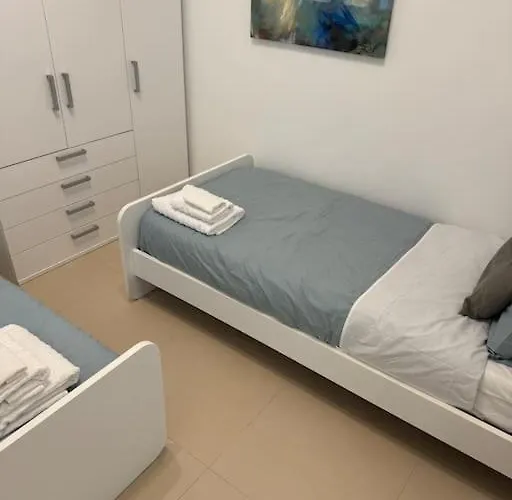 Swieqi, Luxury Apartment, 3bd - 2 Bh, Sleeps 6 Appartamento