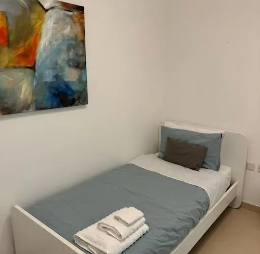 Swieqi, Luxury Apartment, 3bd - 2 Bh, Sleeps 6 Appartement