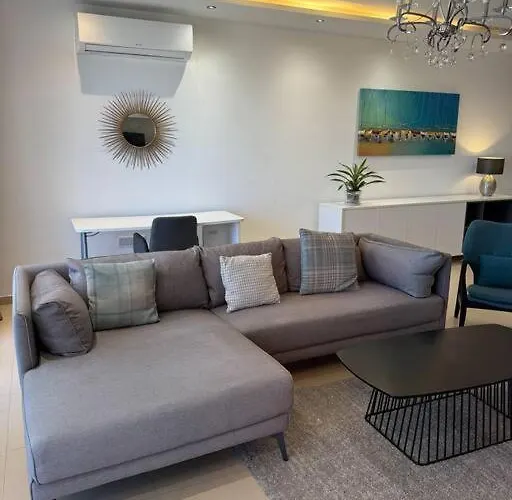 Swieqi, Luxury Apartment, 3bd - 2 Bh, Sleeps 6 *